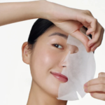 εφαρμογή μάσκας προσώπου sheet mask skincare routine