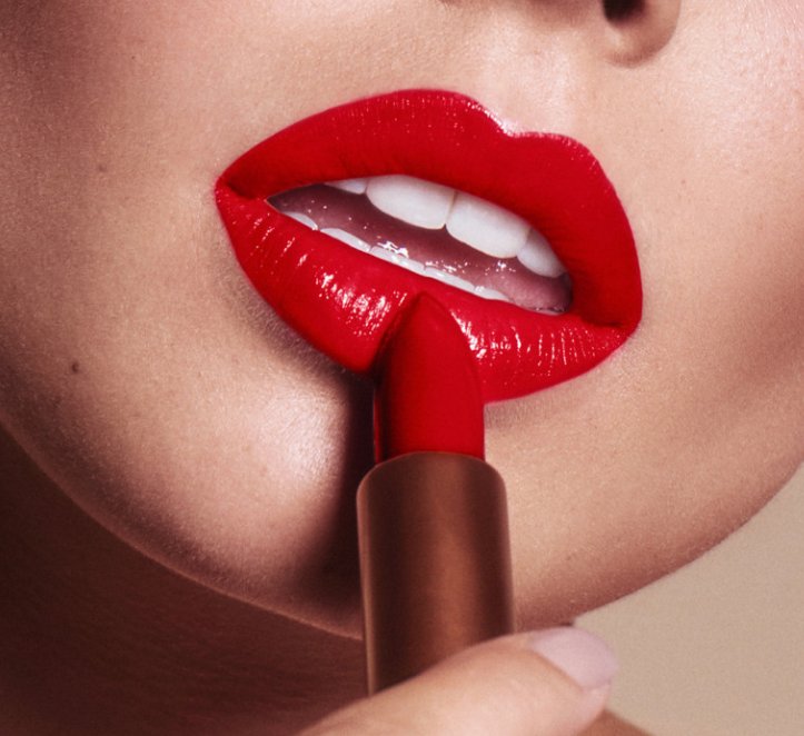 red-glossy-lips-makeup-look