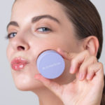 εφαρμογή scrub στα χείλη close up απολέπιση χείλη