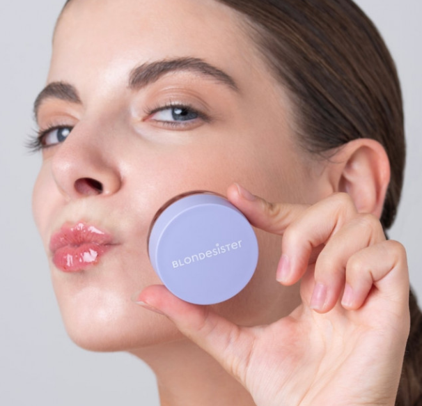 lip-scrub-application-closeup