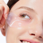 εφαρμογή eye patches κάτω από τα μάτια